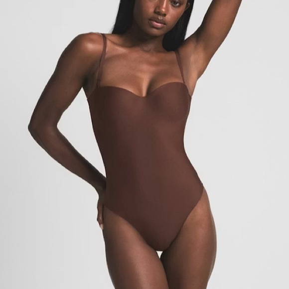 SKIMS Tops - NWT Skims Body Molded Underwire Bodysuit in Cocoa! Size S